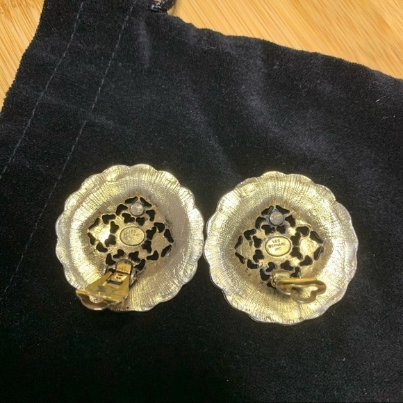 Les Bernard || Vintage Clip On Gold Toned Earrings - Picture 5 of 8